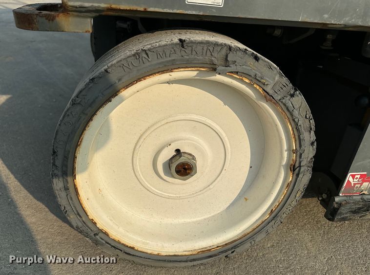 image for item DQ6905 2017 Skyjack 4740 scissor lift