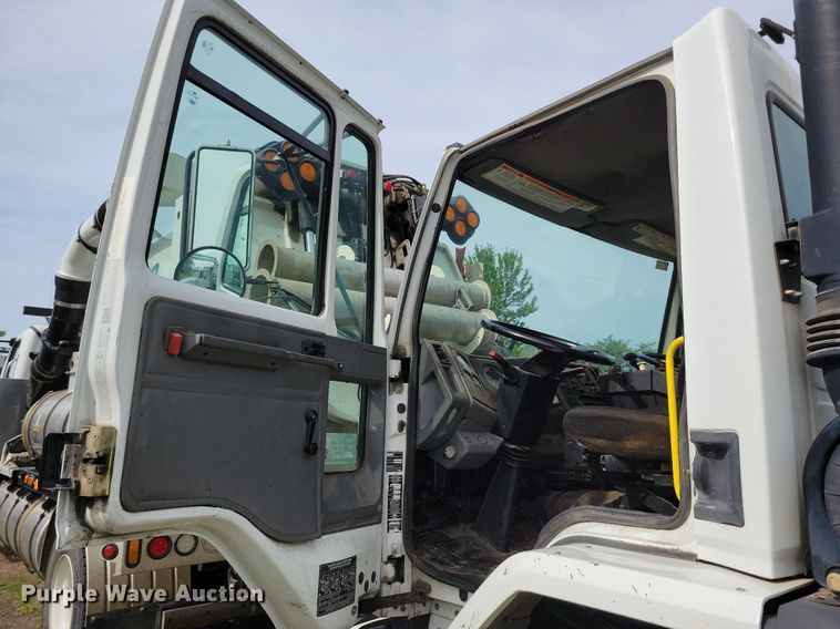 image for item DR4315 2002 Sterling SC8000 street sweeper truck