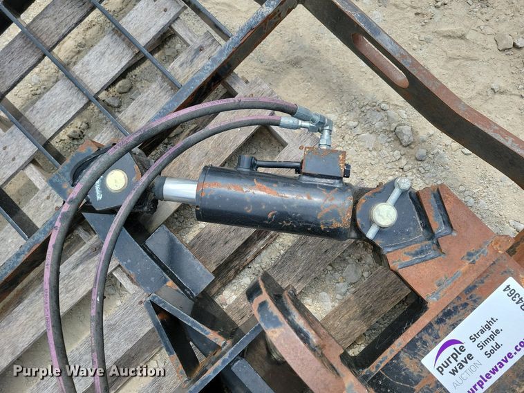 image for item DR4364 JLG telehandler quick attach