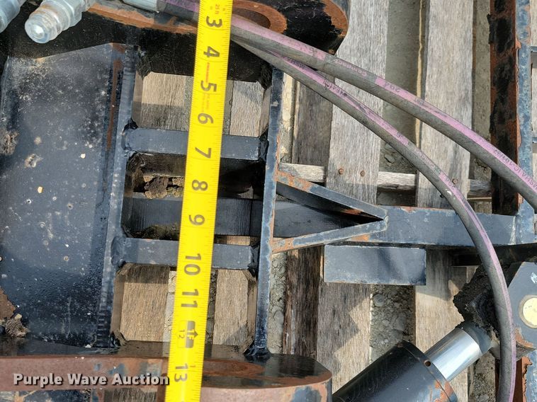 image for item DR4364 JLG telehandler quick attach