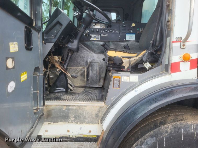 image for item DR4899 2007 Mack MR600 concrete pump truck