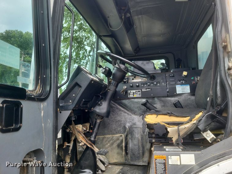 image for item DR4899 2007 Mack MR600 concrete pump truck