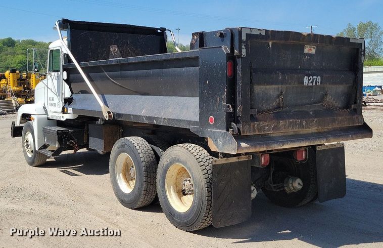 image for item DR8014 2003 Freightliner FLD120 dump truck