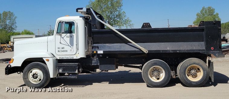image for item DR8014 2003 Freightliner FLD120 dump truck