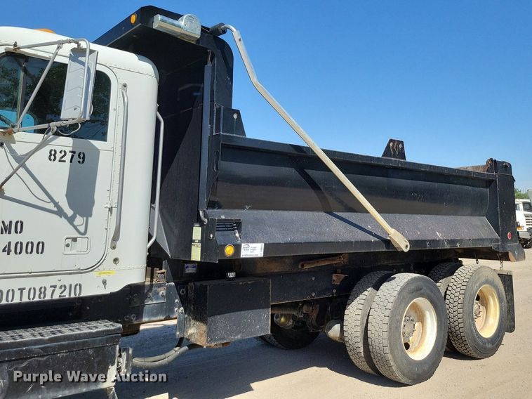 image for item DR8014 2003 Freightliner FLD120 dump truck