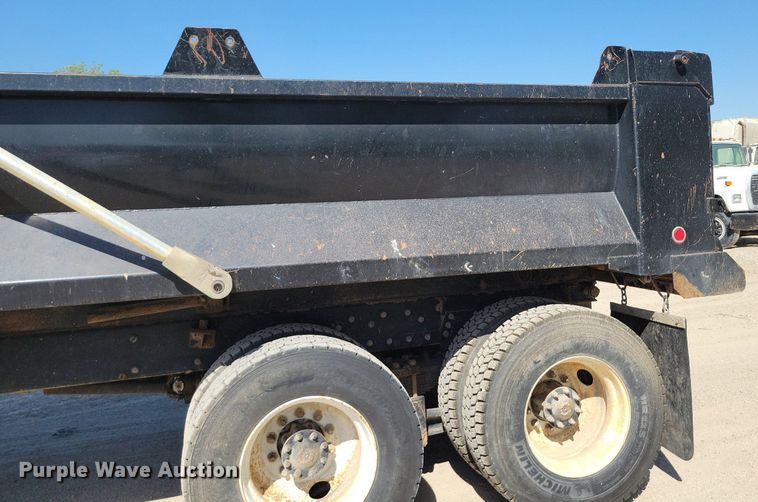 image for item DR8014 2003 Freightliner FLD120 dump truck