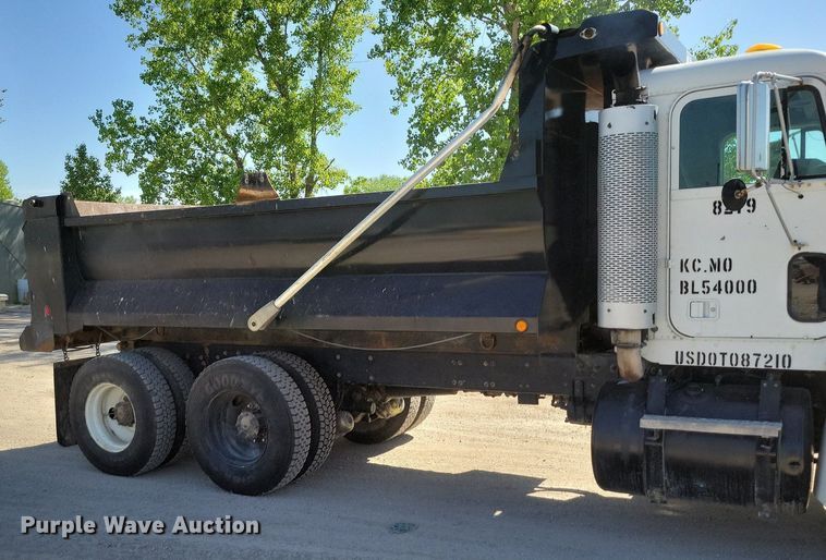 image for item DR8014 2003 Freightliner FLD120 dump truck