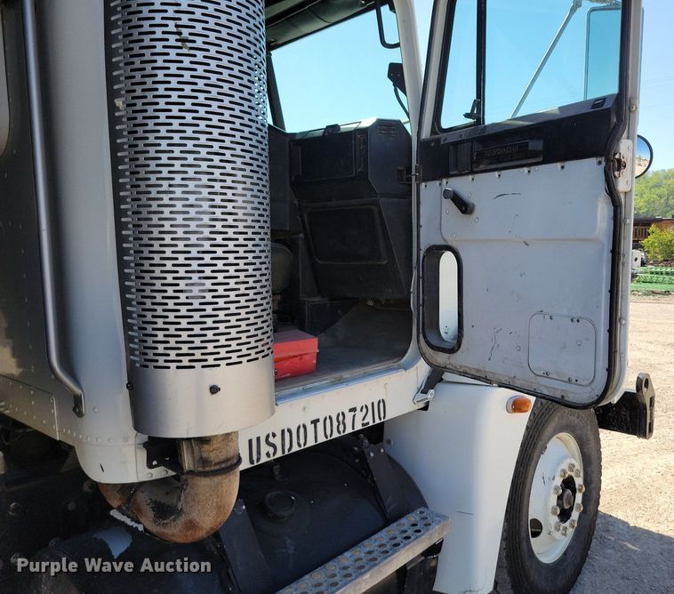 image for item DR8014 2003 Freightliner FLD120 dump truck