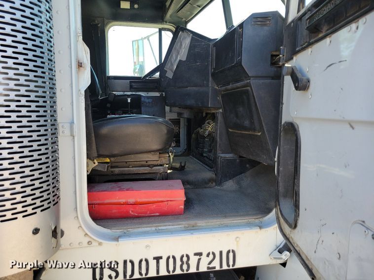 image for item DR8014 2003 Freightliner FLD120 dump truck