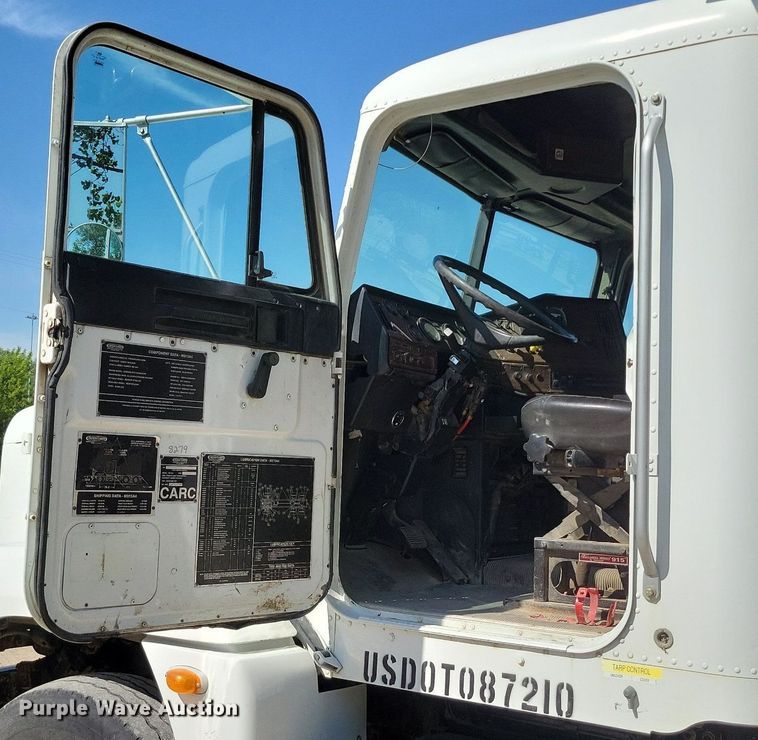 image for item DR8014 2003 Freightliner FLD120 dump truck