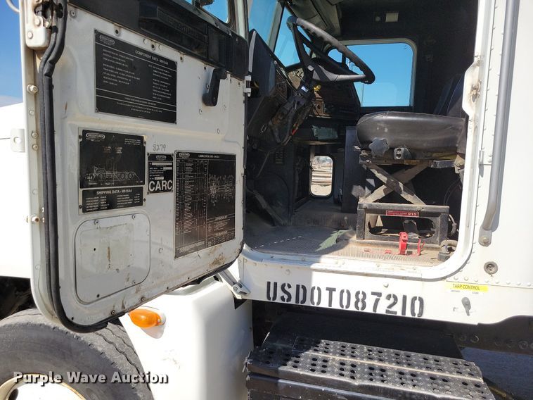 image for item DR8014 2003 Freightliner FLD120 dump truck