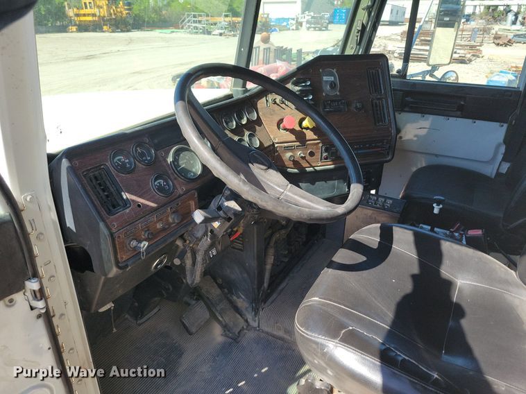 image for item DR8014 2003 Freightliner FLD120 dump truck
