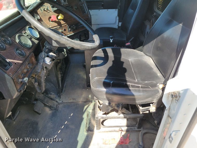 image for item DR8014 2003 Freightliner FLD120 dump truck