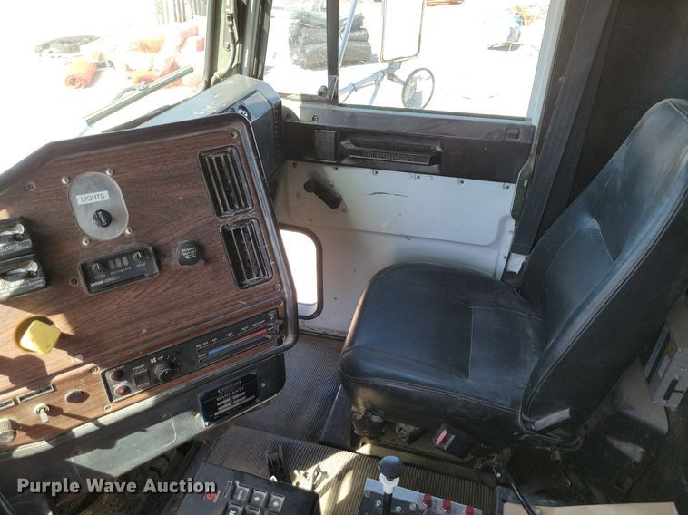 image for item DR8014 2003 Freightliner FLD120 dump truck