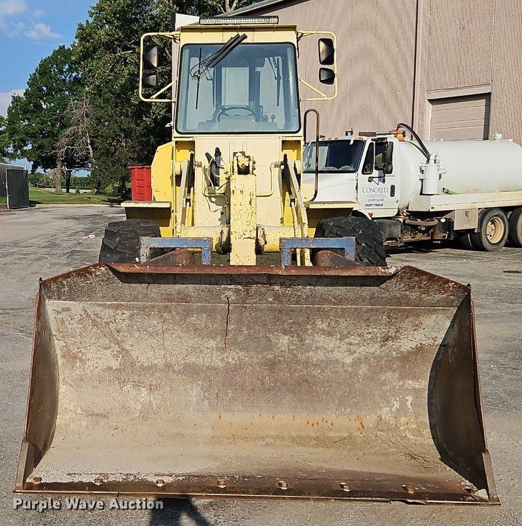 image for item DR8724 1994 Dresser 520CH wheel loader