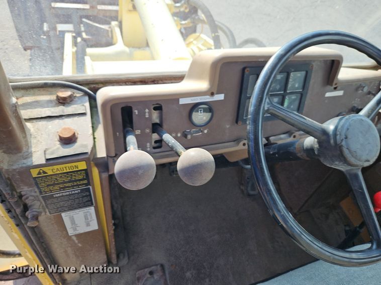 image for item DR8724 1994 Dresser 520CH wheel loader