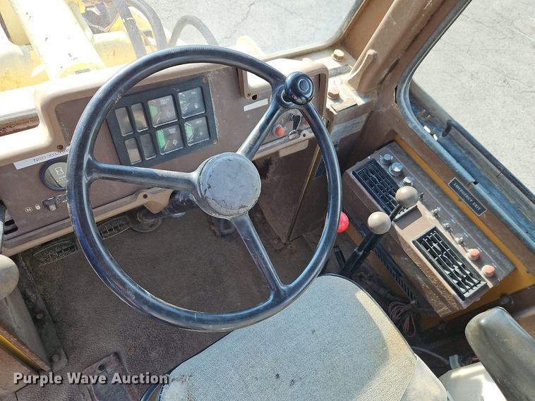 image for item DR8724 1994 Dresser 520CH wheel loader