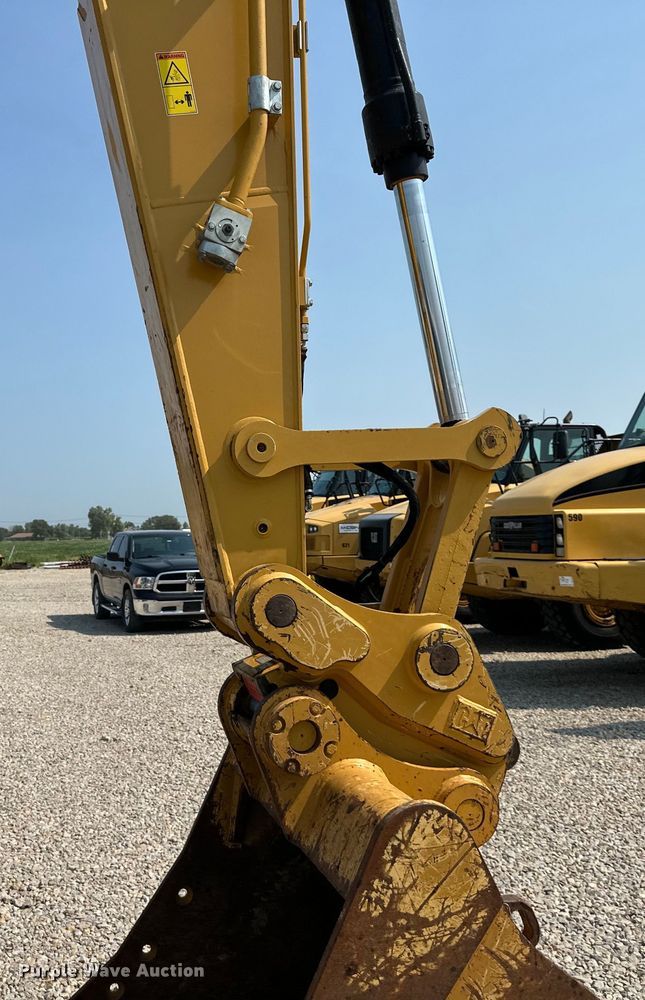 image for item DS4201 2019 Caterpillar  323 excavator