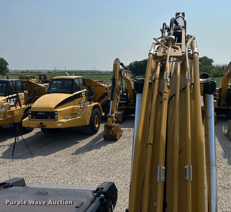 image for item DS4201 2019 Caterpillar  323 excavator