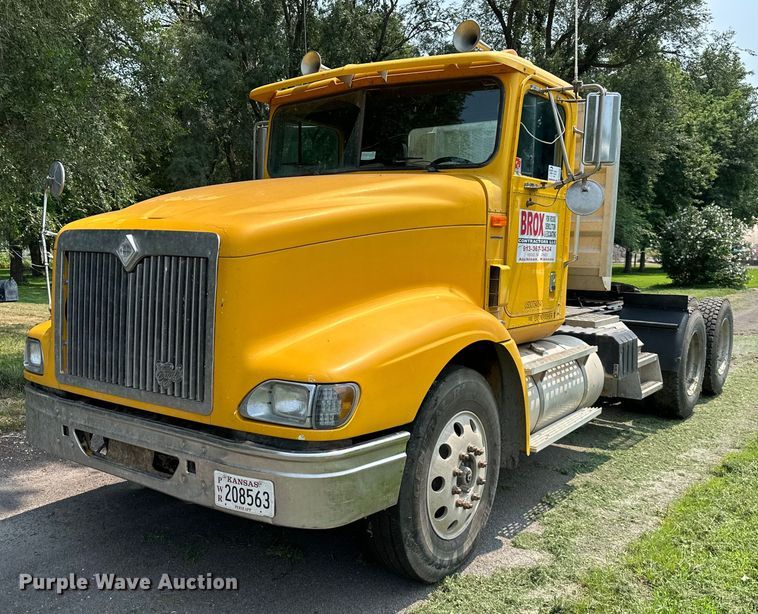 image for item DS4208 1999 International 9400 semi truck