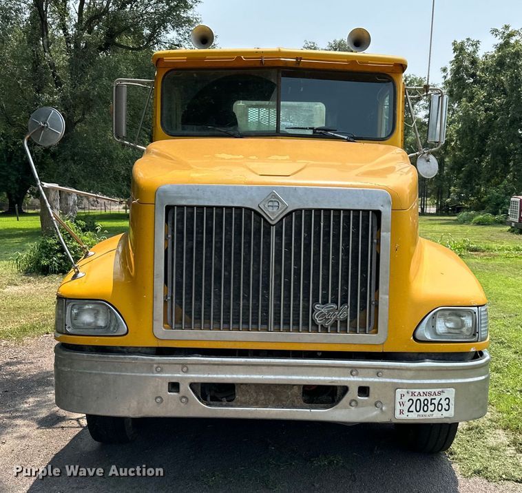 image for item DS4208 1999 International 9400 semi truck