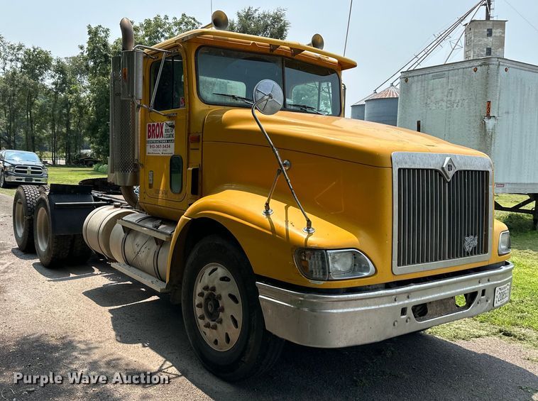 image for item DS4208 1999 International 9400 semi truck