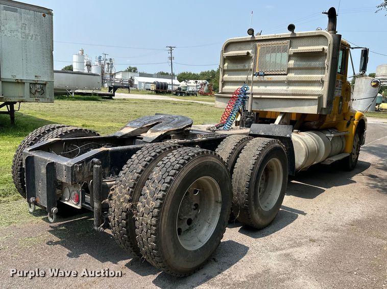 image for item DS4208 1999 International 9400 semi truck