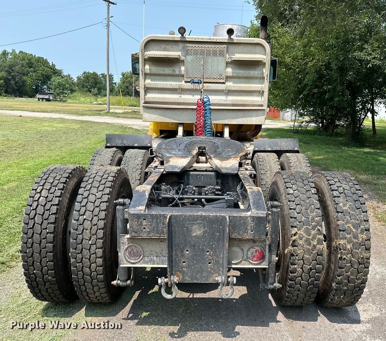 image for item DS4208 1999 International 9400 semi truck