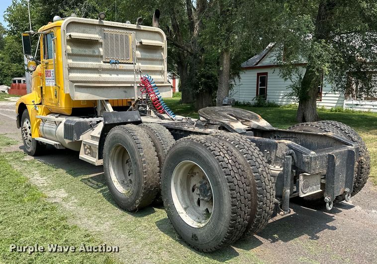 image for item DS4208 1999 International 9400 semi truck