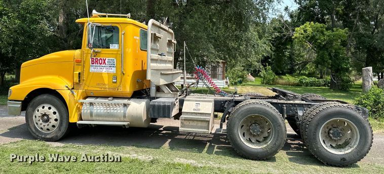 image for item DS4208 1999 International 9400 semi truck