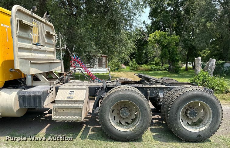 image for item DS4208 1999 International 9400 semi truck