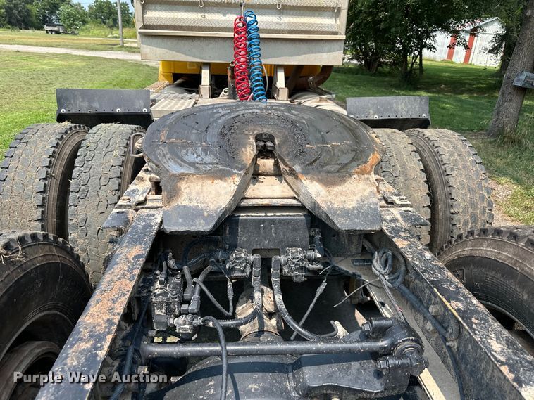 image for item DS4208 1999 International 9400 semi truck