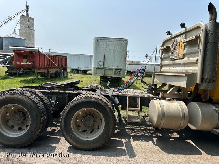 image for item DS4208 1999 International 9400 semi truck