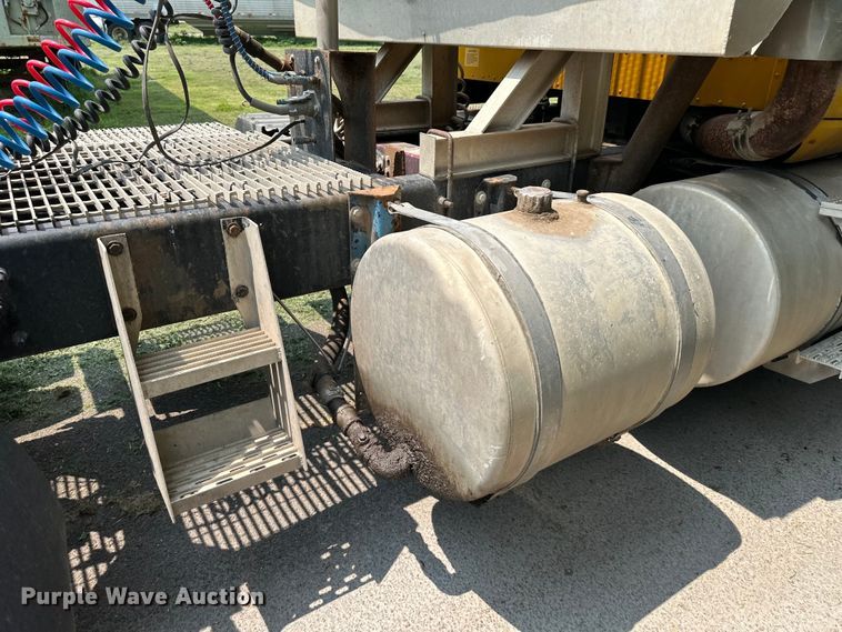 image for item DS4208 1999 International 9400 semi truck