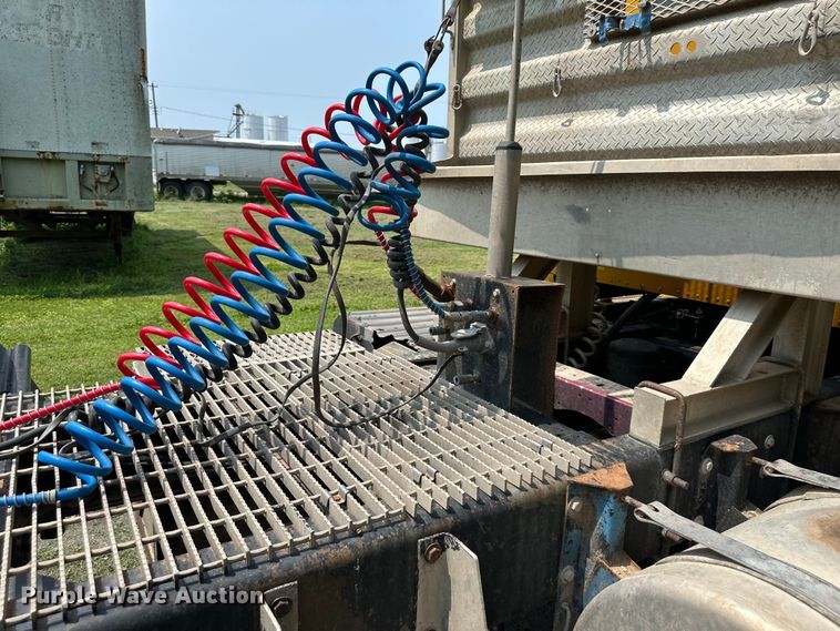 image for item DS4208 1999 International 9400 semi truck