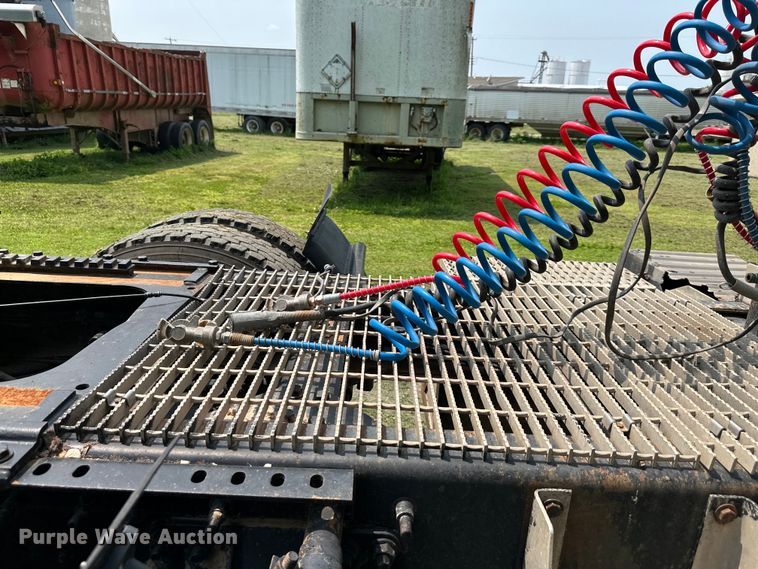 image for item DS4208 1999 International 9400 semi truck