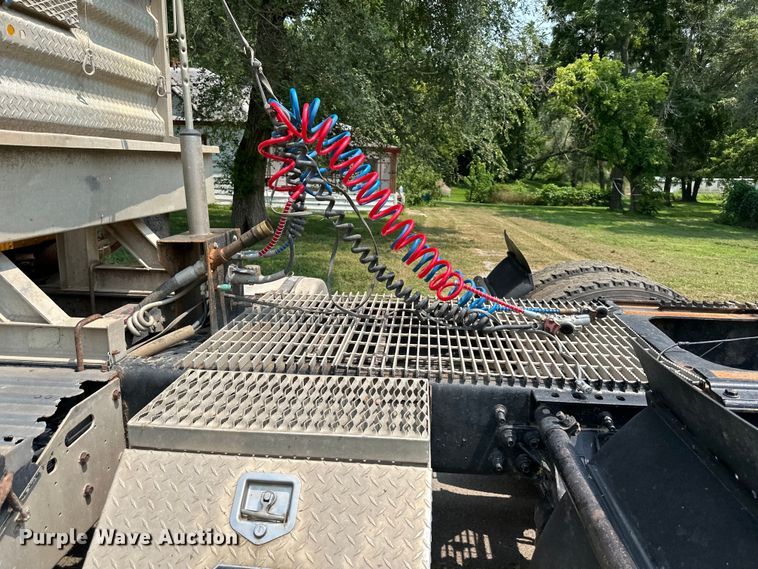 image for item DS4208 1999 International 9400 semi truck