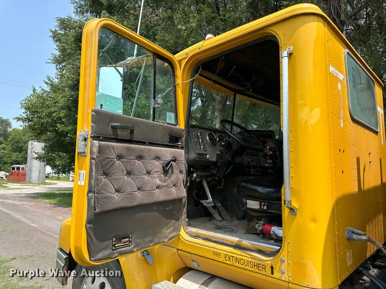 image for item DS4208 1999 International 9400 semi truck