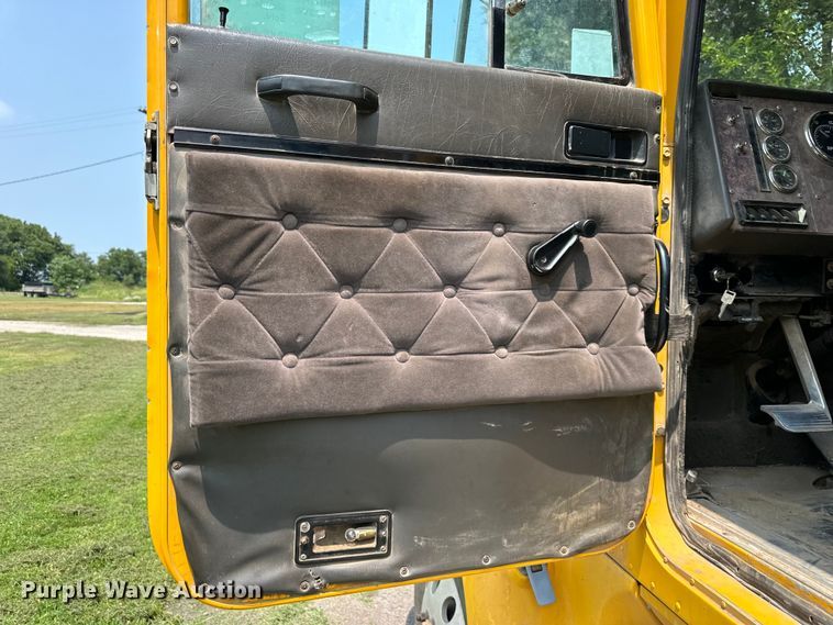 image for item DS4208 1999 International 9400 semi truck