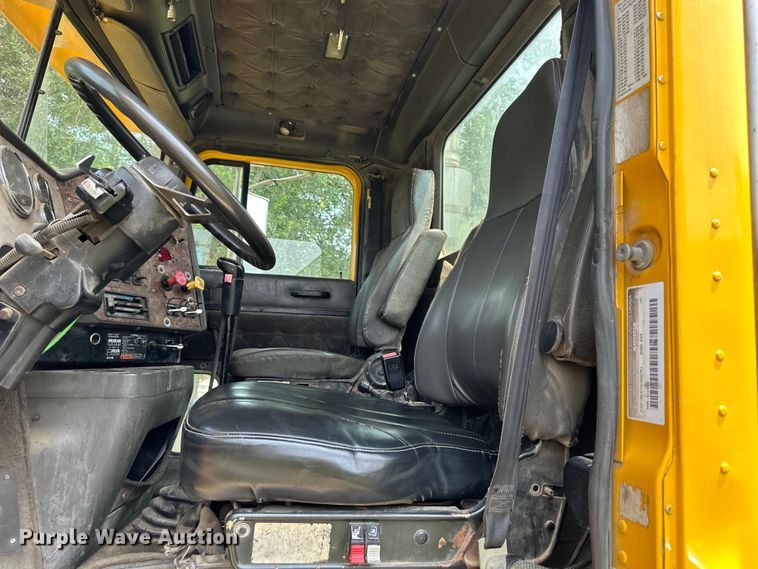 image for item DS4208 1999 International 9400 semi truck