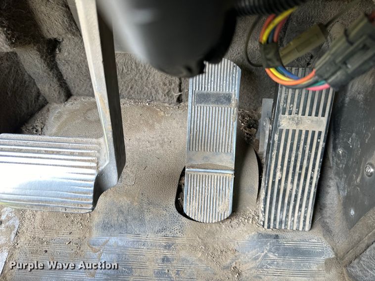 image for item DS4208 1999 International 9400 semi truck