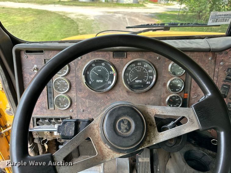 image for item DS4208 1999 International 9400 semi truck