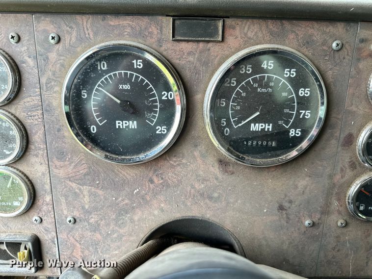 image for item DS4208 1999 International 9400 semi truck