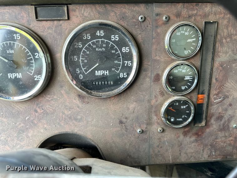 image for item DS4208 1999 International 9400 semi truck