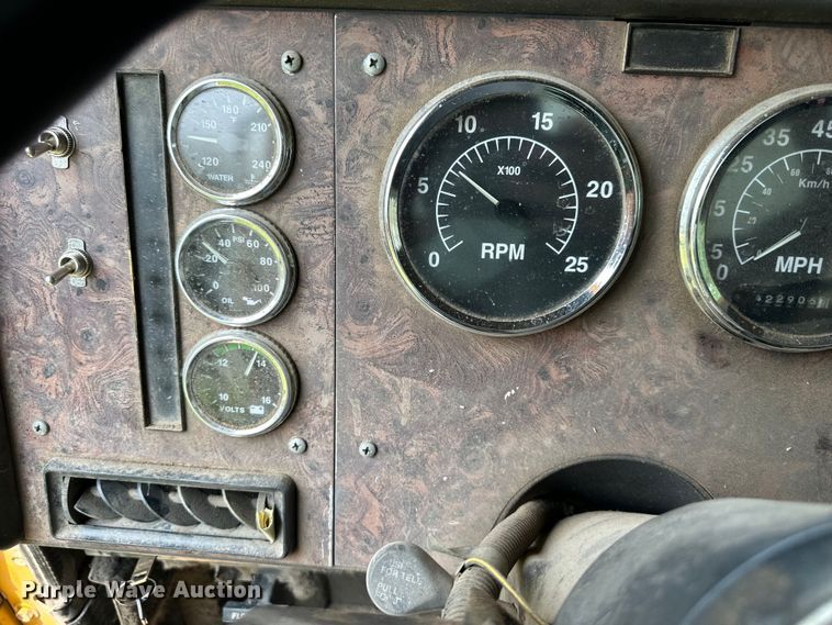 image for item DS4208 1999 International 9400 semi truck