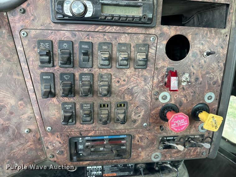 image for item DS4208 1999 International 9400 semi truck