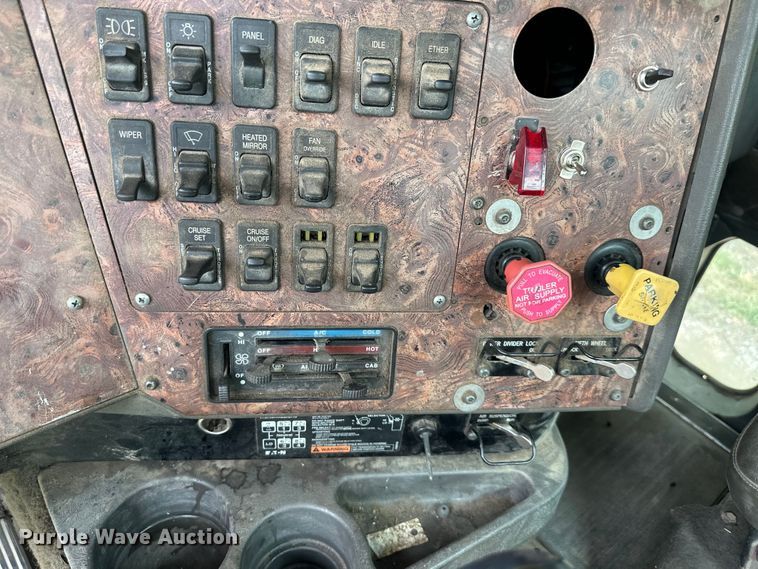 image for item DS4208 1999 International 9400 semi truck