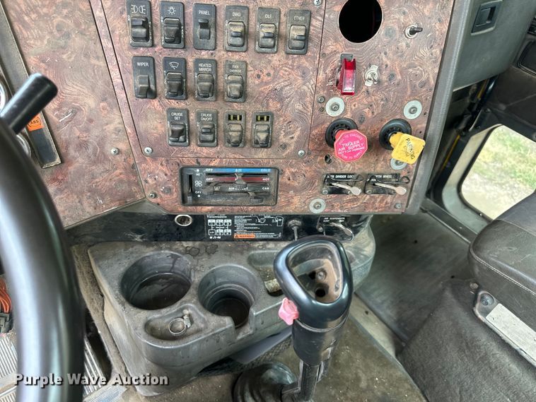 image for item DS4208 1999 International 9400 semi truck