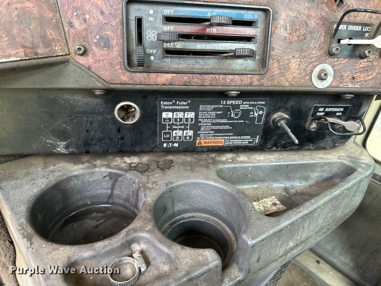 image for item DS4208 1999 International 9400 semi truck