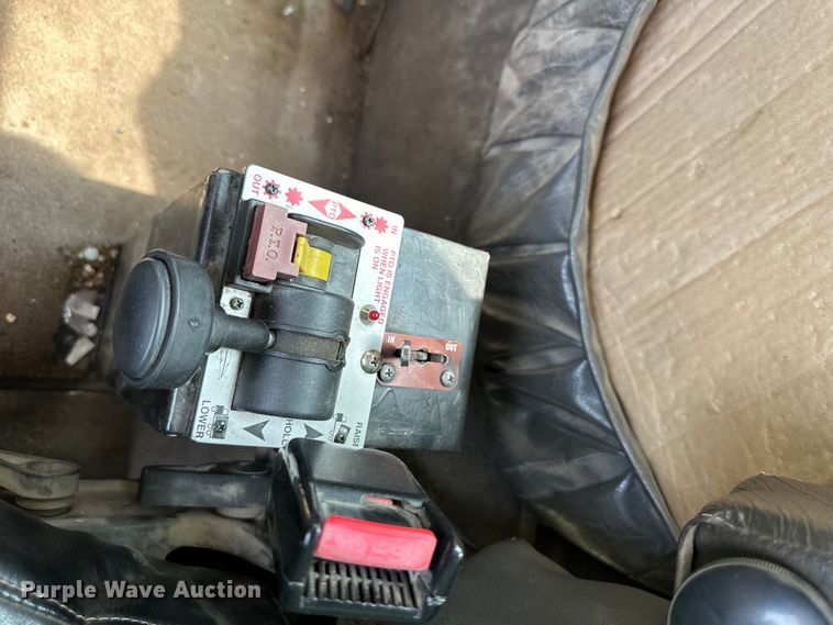 image for item DS4208 1999 International 9400 semi truck